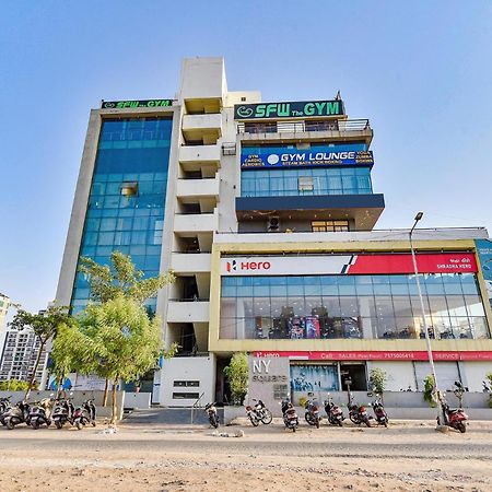 Fabhotel Ny Townhouse أحمد أباد المظهر الخارجي الصورة