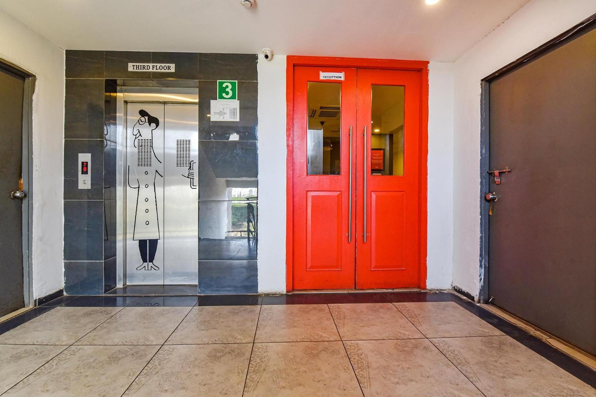 Fabhotel Ny Townhouse أحمد أباد المظهر الخارجي الصورة