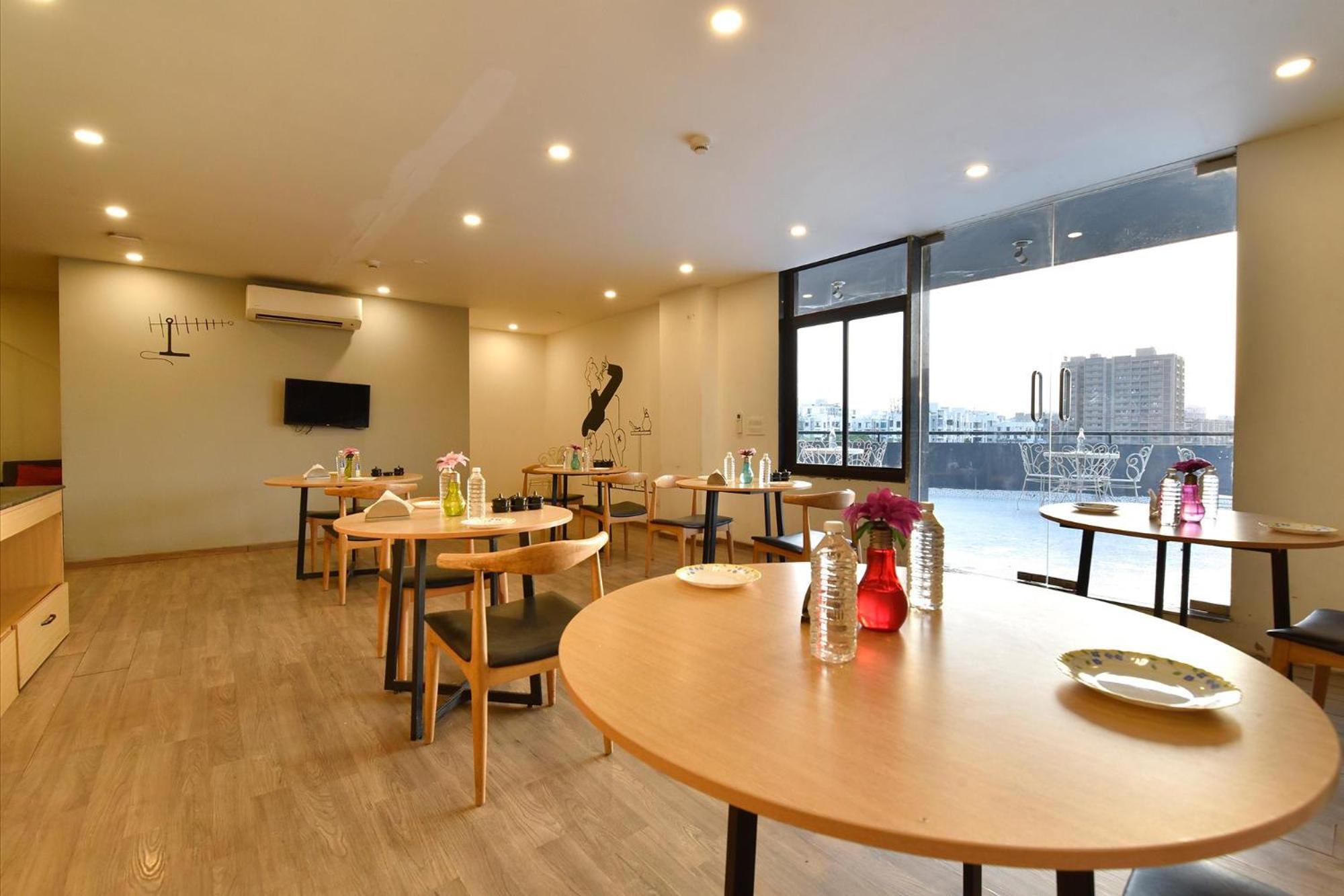 Fabhotel Ny Townhouse أحمد أباد المظهر الخارجي الصورة